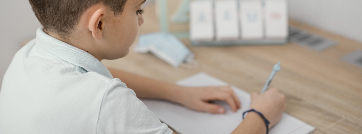 Как научить ребенка правильно держать ручку и карандаш при письме