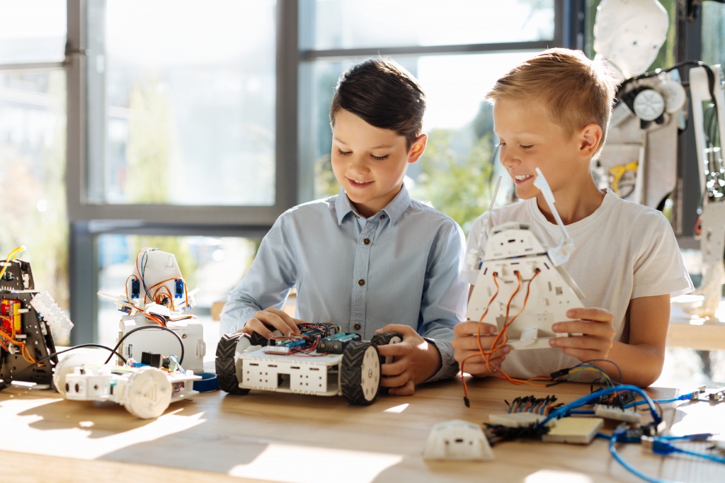Дети собирают робота на уроке по робототехнике