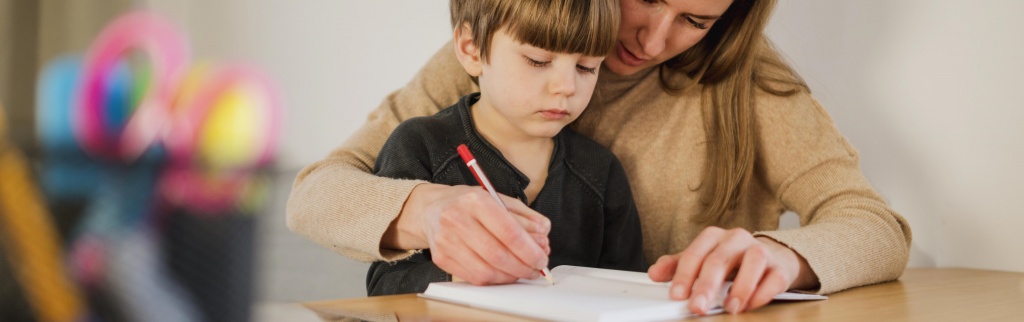 Что делать, если ребенок держит ручку неправильно