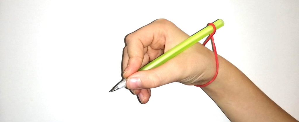 учимся держать ручку с помощью резинки для волос